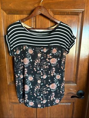 Rewind Black Short Sleeve Top with Peach Floral Print -Women's Small